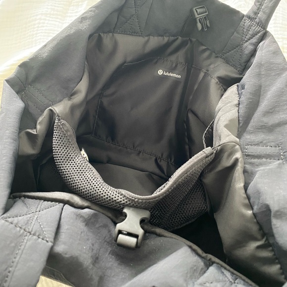 SOLD - Lululemon On My Level Bag 2.0 19L - Picture 4 of 4
